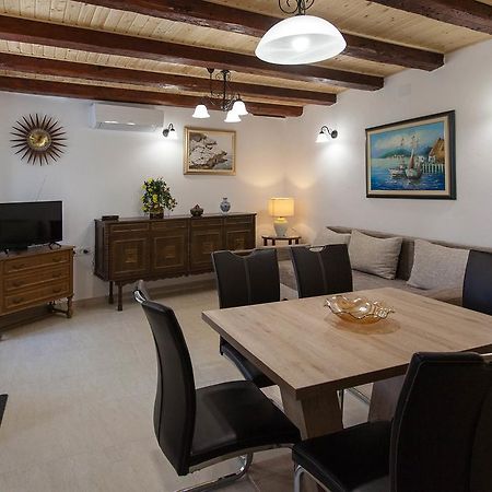 Holiday Home Nika Omisalj Exterior photo