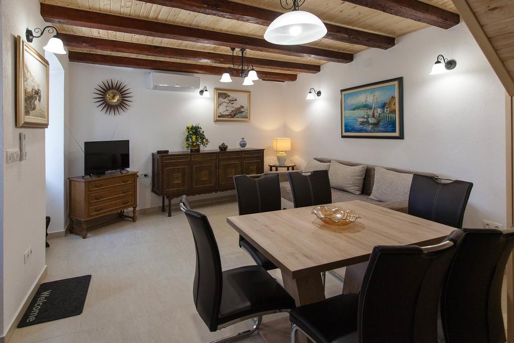Holiday Home Nika Omisalj Exterior photo